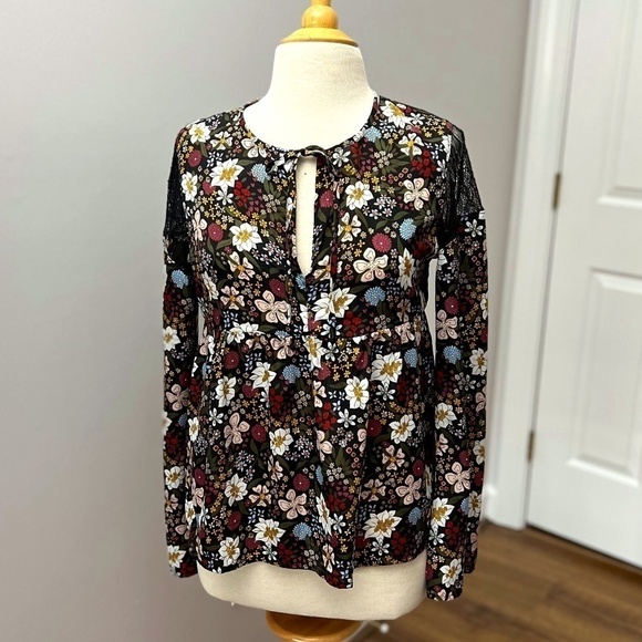 BCBGeneration Floral Lace Shoulder top Sz S - Picture 1 of 11